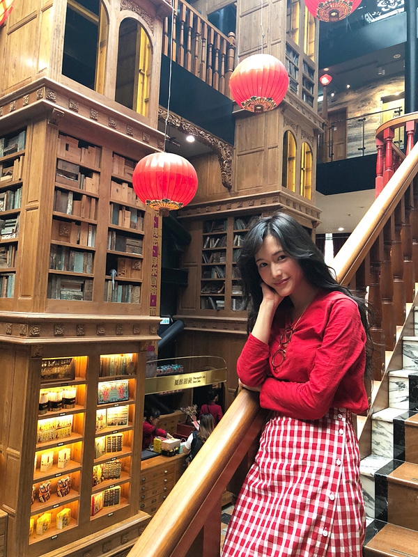 2階のレストラン「酔月楼」へ向かう階段でアンニュイな雰囲気のFukiさんをキャッチ