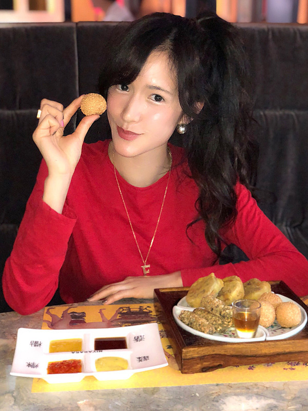 「干し竜眼ゴマ団子」をいただきます。Fukiさんは「しそエビ蓮根揚げ」がお気に入りだとか