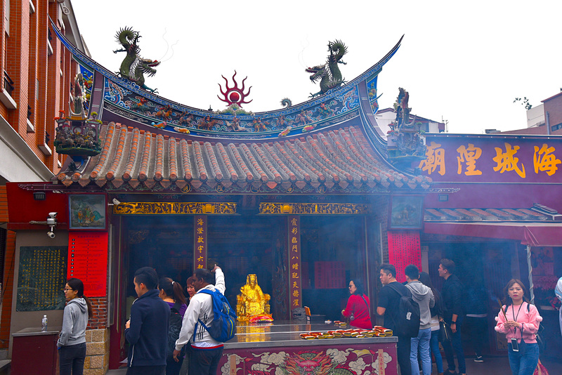 「台北霞海城隍廟」は朝早くから、願いを胸にたくさんの参拝者でにぎわっていました