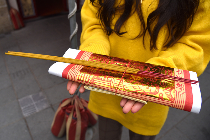 参拝の前に、金紙とお線香3本のセットを購入します