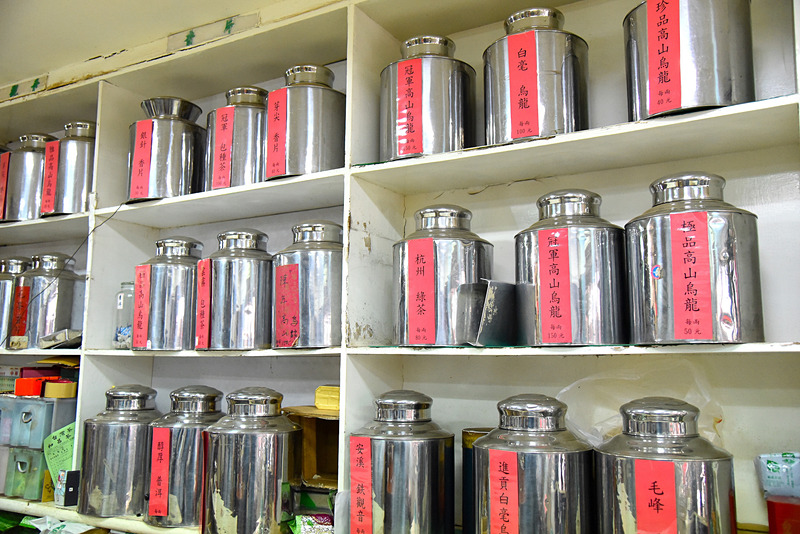 棚にはさまざまな種類のお茶が並んでいました