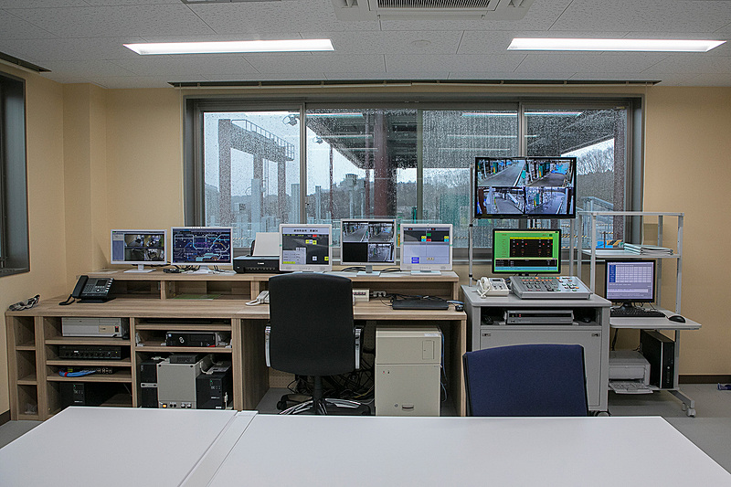 料金所棟内の事務室も公開。レーンの中にブースはあるが通常は料金所内に人が立たないので、係の人はここから機械を操作して対応する