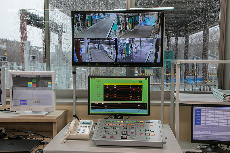 鉾田料金所は入り口が2レーン、出口が2レーンの計4レーンなので、それをそれぞれ監視するモニターと機材