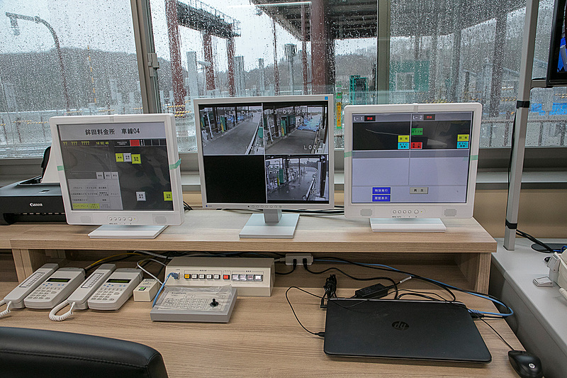 こちらも同じような機能を持つが、機材の設定などでPCを使うときはこちらを使用するようだ。地方の料金所はだいたいこのような設備だとのこと