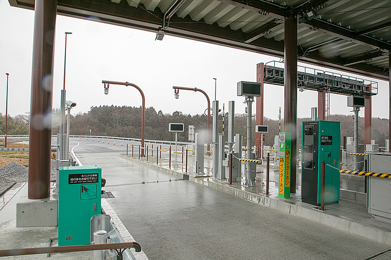 通常レーンには発券機と左ハンドル用発券機がある