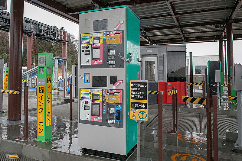 料金収受機は車高に合わせた2段タイプ。下段には身体身障者の方が割引を受けるときに係員を呼び出すレバーがある。応答したら横のカメラに身障者手帳を掲示する