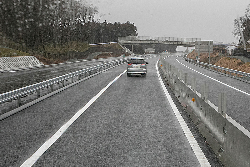 上下線を区切るコンクリート製の柵が見える