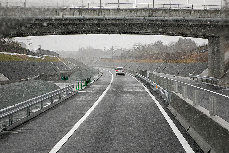 コンクリート製柵が切れてガードレールになっている部分は緊急時に開放することもできる