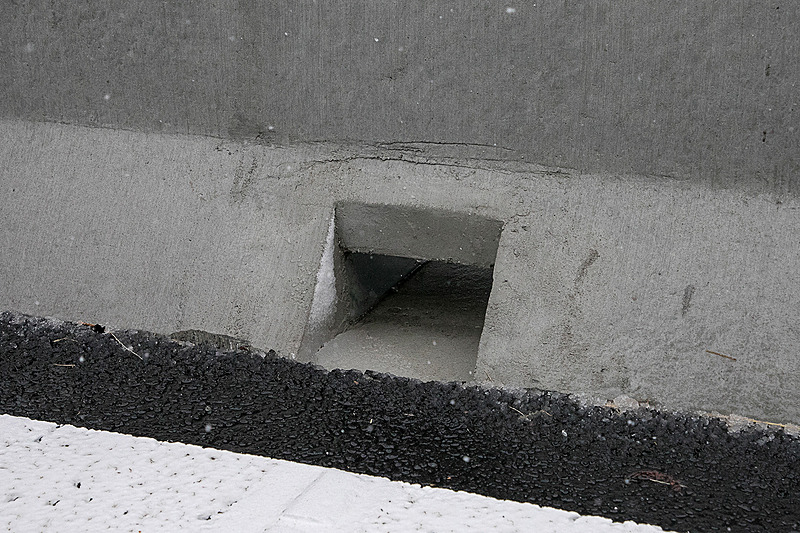 水抜き用の穴が左右を貫通している。5mに1カ所ある