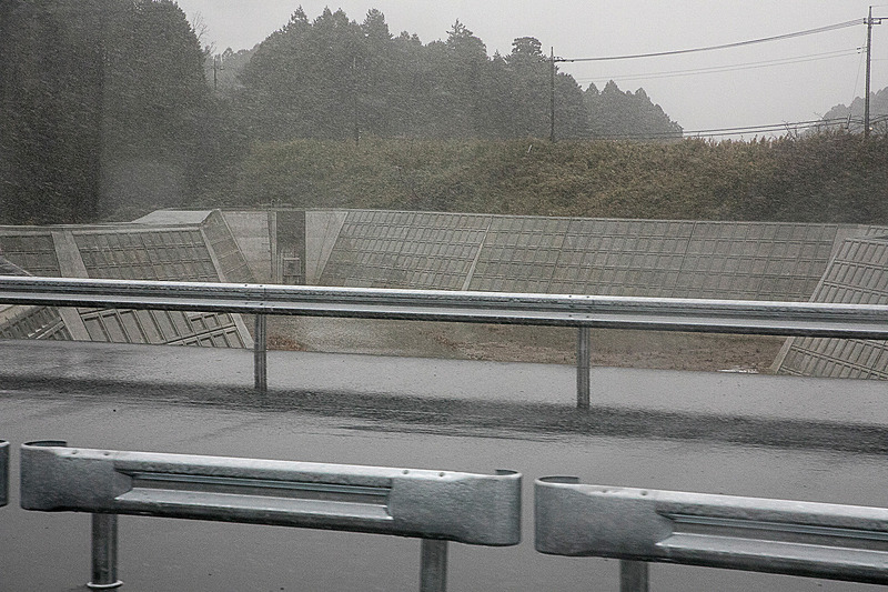 道路からの排水を貯めるための調整池も一部完成済み。鉾田IC側にも調整池が作られている