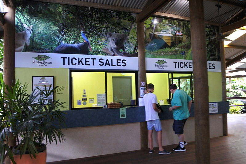 道なりに進むとチケット売り場があるので、ここで入場券などを購入