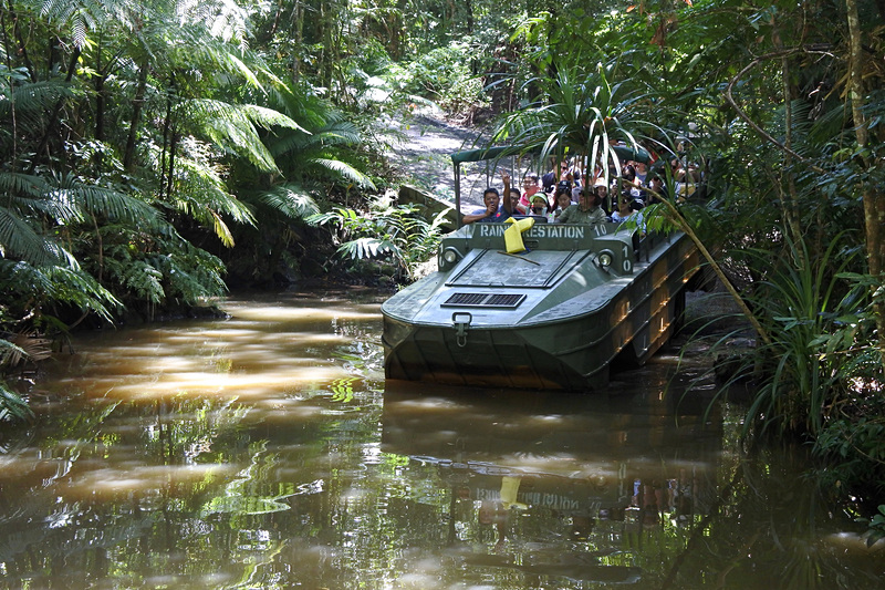 アーミーダックが池の中へ躊躇なく入っていく