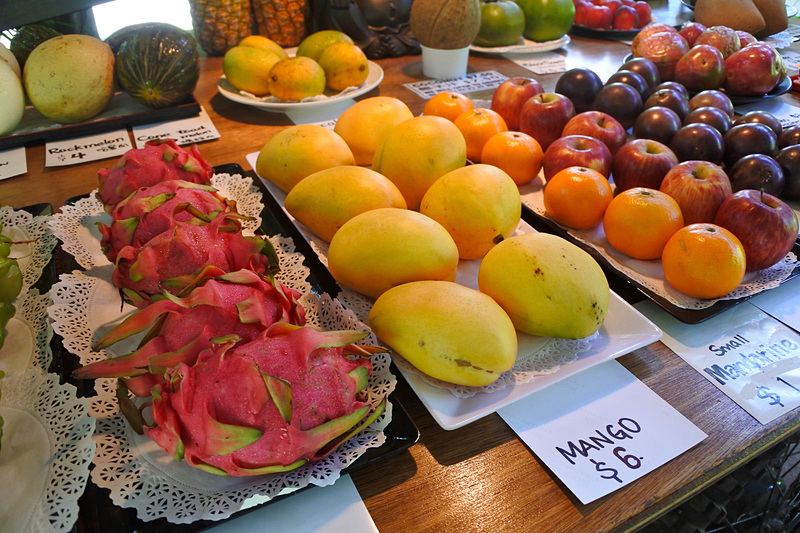 「トロピカル・トリート・ジュース・バー」では採れたてのフルーツを販売中