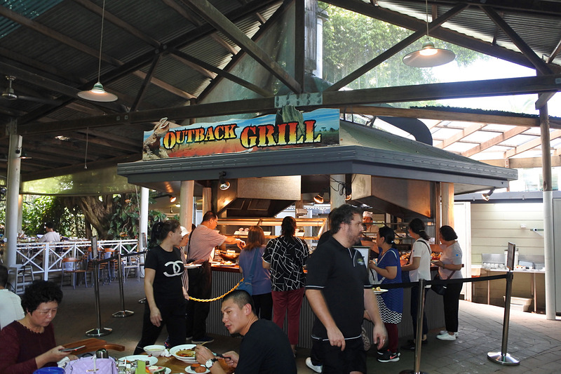 広々としたレストラン店内。お昼時になるとあっという間に満席になるほど人気