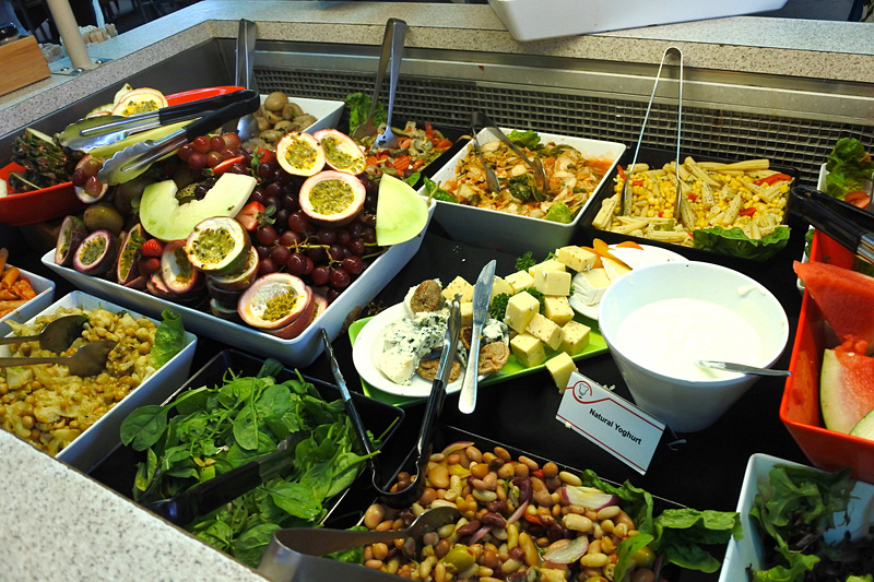 フルーツや野菜、チーズなどもどっさり