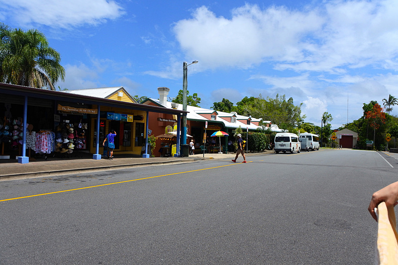 ランチのあとはクルマでパークから約10分ほどのキュランダ村散策
