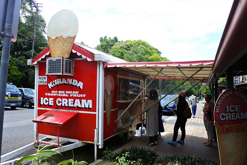 真っ赤なバンが目印の「Kuranda Home Made Tropical Fruit Ice Cream」