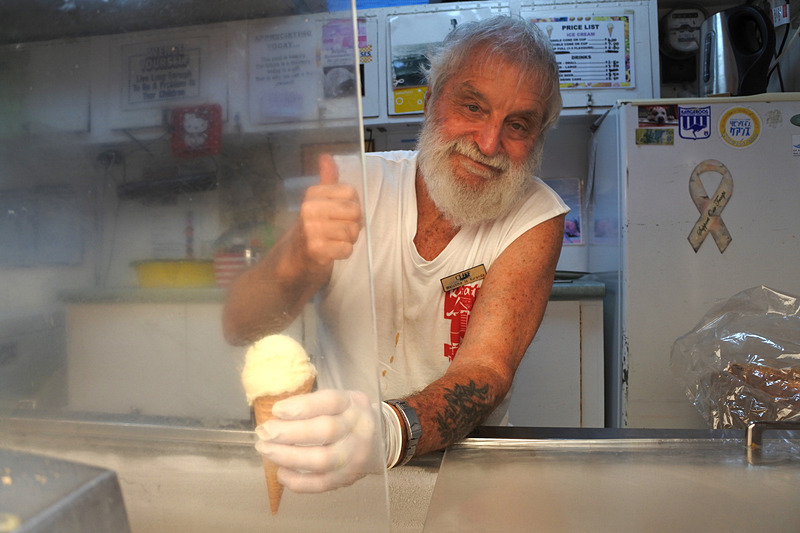 クリフ氏がギャグを交えながらコーンにアイスを載せてくれる