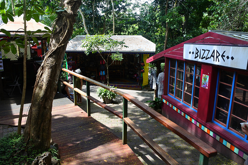 抜け道の先を抜けると隠れ家的なショップが並ぶエリアに入る