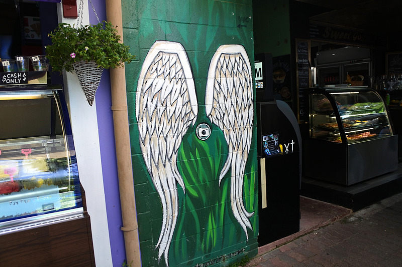 記念にぴったりな羽根のアートもいろいろな場所にあった