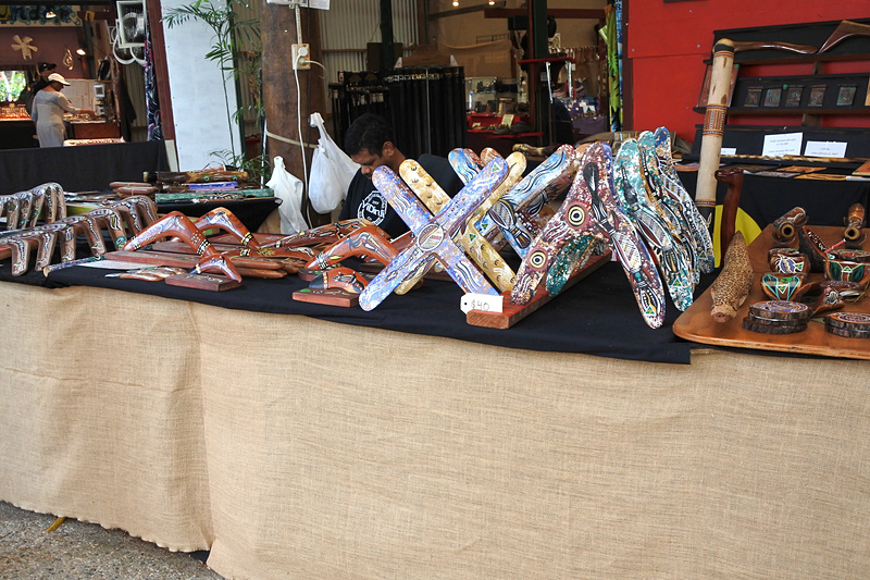 アーティストがライブでハンドペインティングし、その場で購入できる