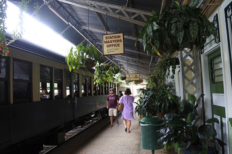 プラットホームから「GOLD CLASS」へと乗り込む