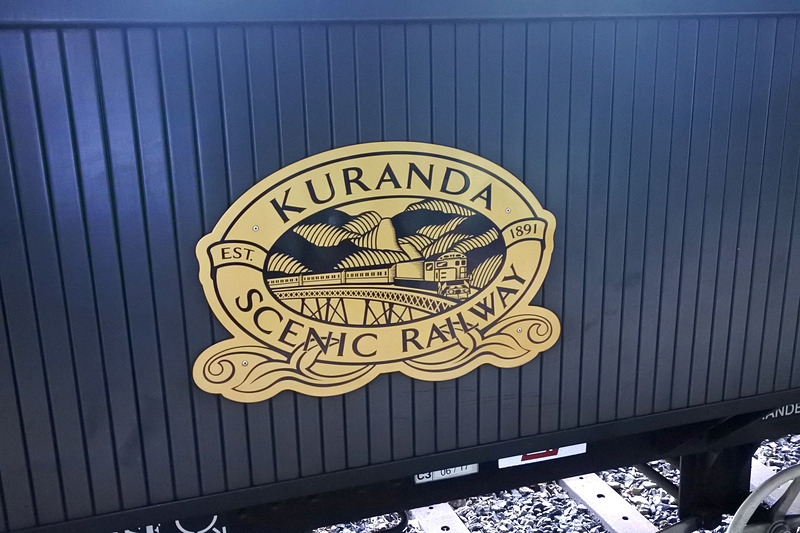 ロゴはゴールドで描かれている