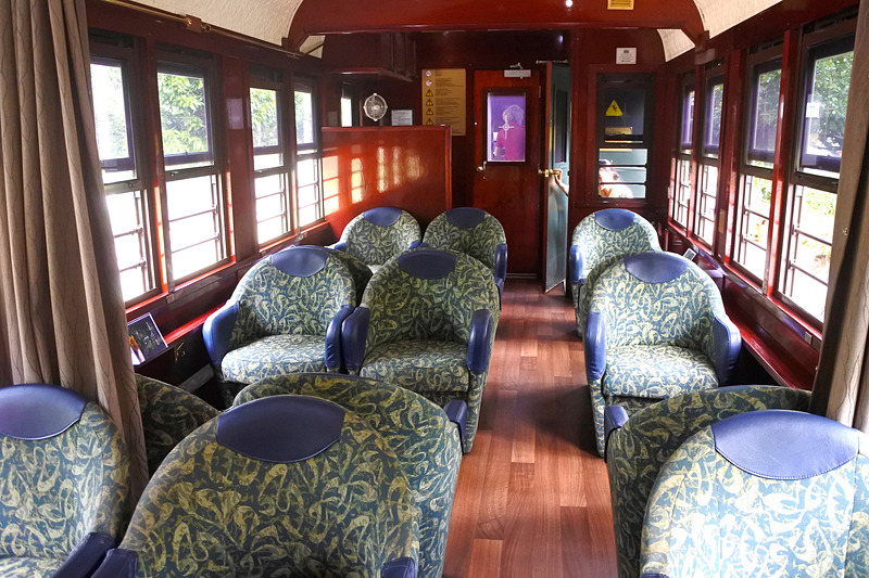 車内はできる限り窓の外が見やすい配列