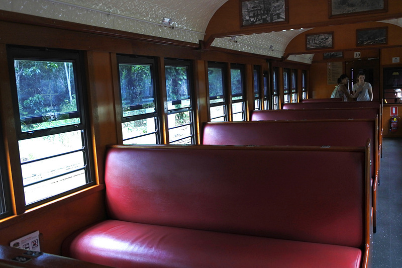 懐かしい雰囲気の車内にはベンチがズラリ