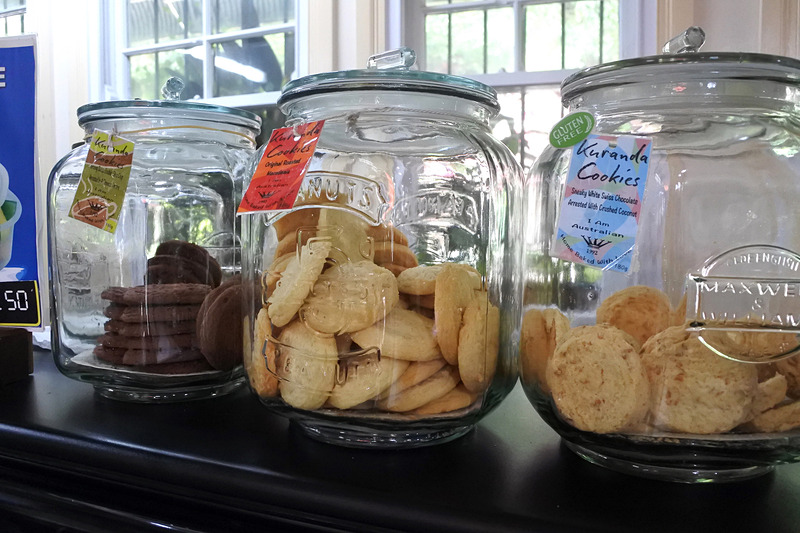 地元産の「Kuranda Cookies」もビン入りで販売