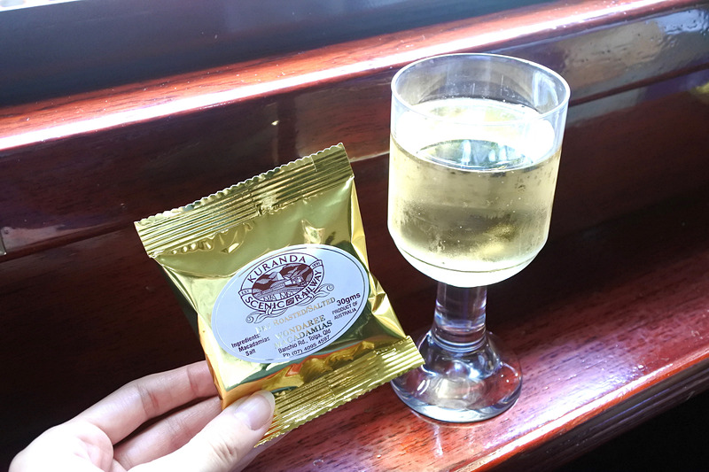 地元産のマカダミアナッツやワインなどを堪能できる