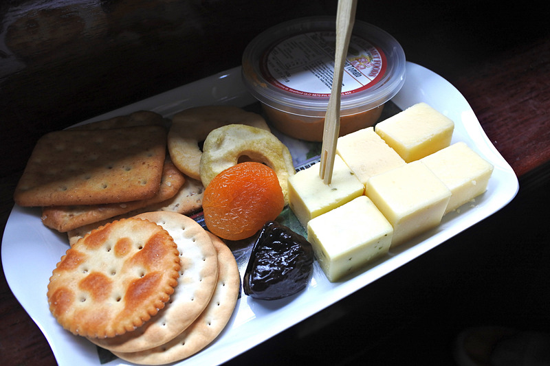 チーズやディップなどがたっぷりのアペタイザー