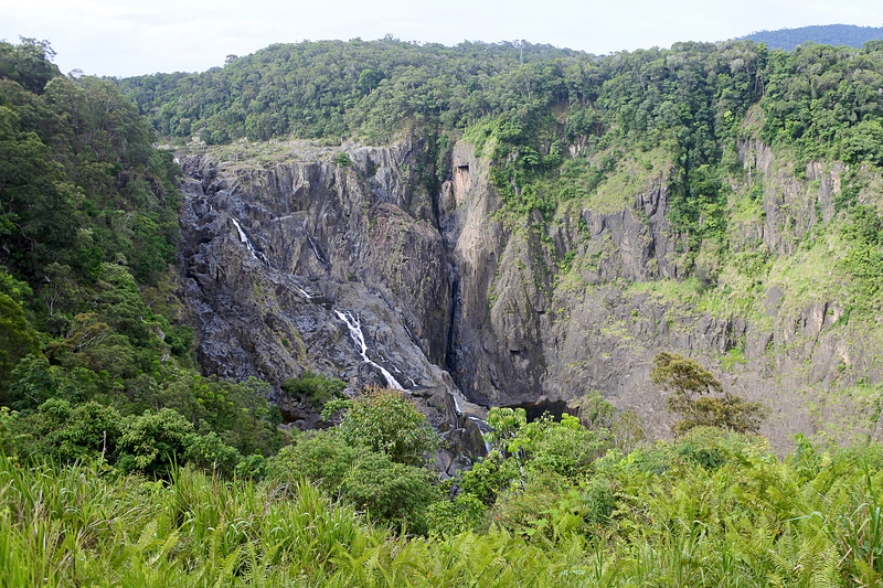 岩肌の間を流れる滝を静かに眺める。雨季は鑑賞のベストシーズンで水量はさらに多くなるとのこと