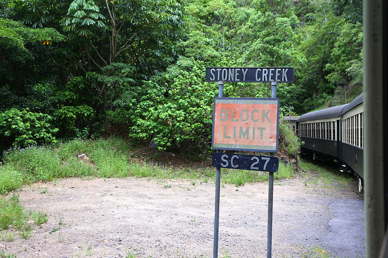 「STONY CREEK」の看板があり、間もなくであることを知らせてくれる