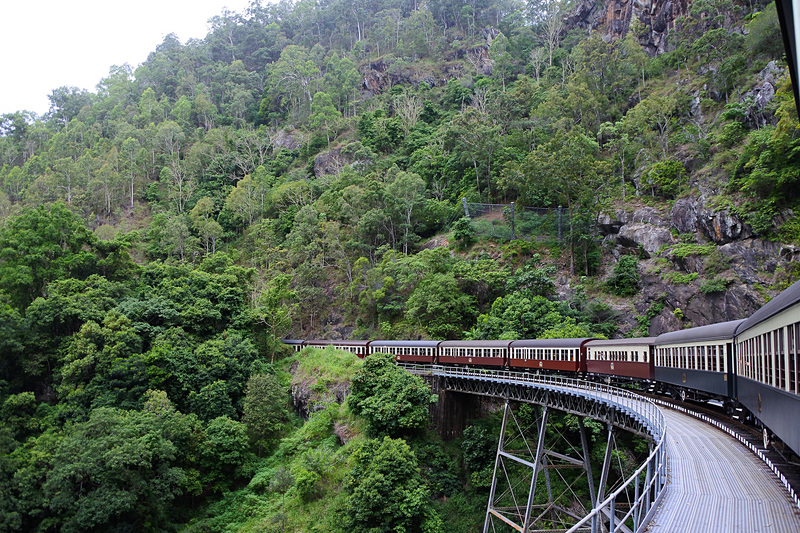 「STONY CREEK FALLS BRIDGE」では約80mものカーブをゆっくりと曲がっていく