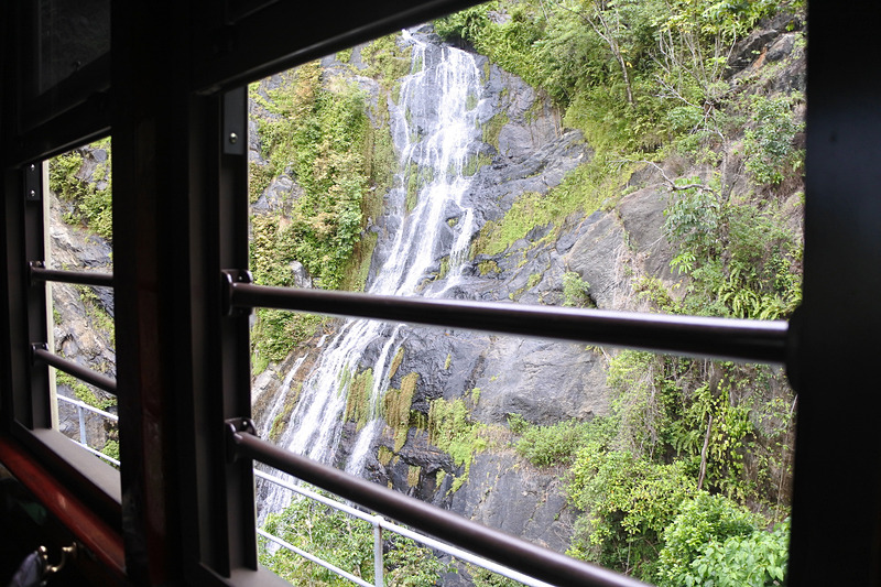 「STONY CREEK FALLS」も進行方向右側に流れ落ちる