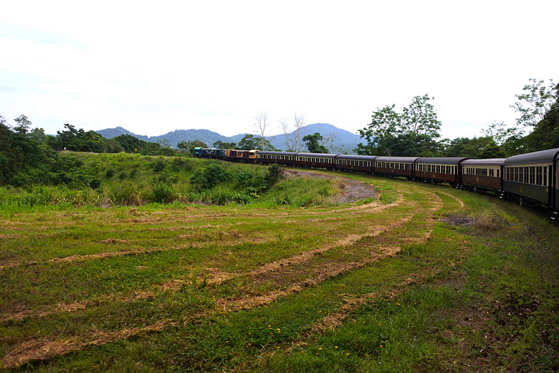 キュランダ観光鉄道の列車全景を見ることができる大カーブ「JUNGARA」。先頭車両までしっかり見える