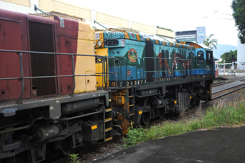 先頭の車体には「Buda-dji」の伝説を表わしたアートが描かれている