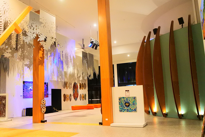 エントランスを抜けるとアーティストが描いた作品が飾られている。独特の色合いと美しさに釘付け