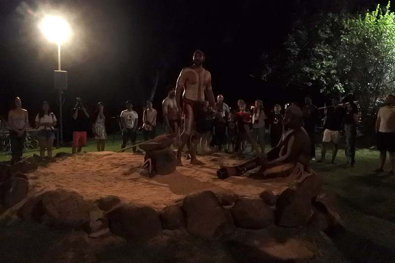 「Lakeside Fire Ceremony」が始まると参加者はステージの周辺に集まる