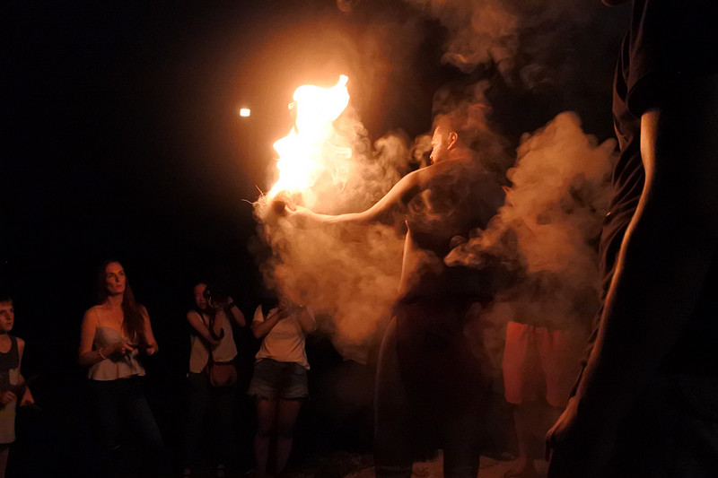 火種が生まれ、やがて炎となっていく