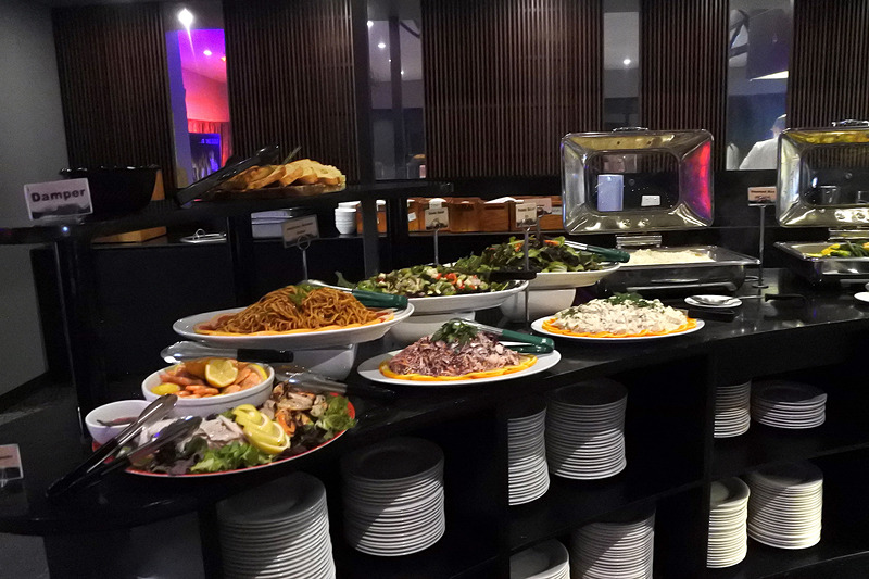 ビュッフェ形式でブッシュ・フードを使ったメニューが頬張れる