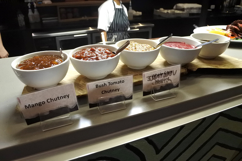 ソースはトマトやマンゴーなどが揃う