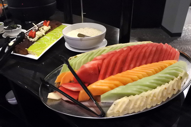 フルーツやケーキなども用意されている