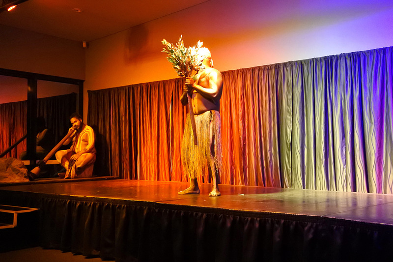 蚊除けのワンシーンを描いた「モスキートダンス」