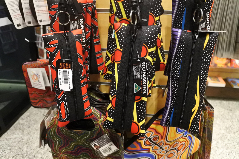 ペンケースもアートが施されモダンな印象に