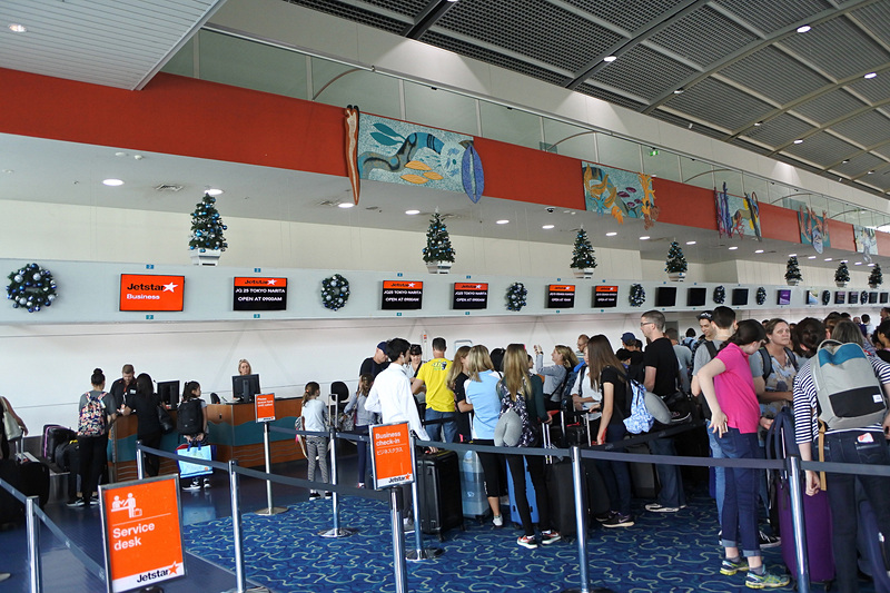 10時15分にケアンズ国際空港に到着。カウンターは混雑していた