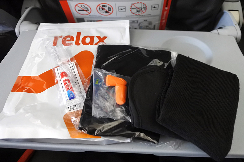 「Comfort Pack」はブランケットとセットになっている。中身は耳栓、靴下、ネッククピローにアイマスク、歯磨きセット