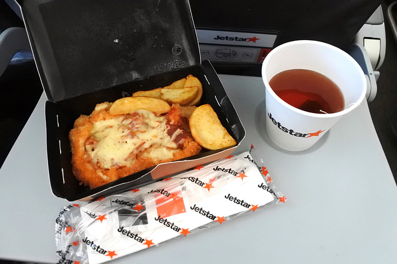 ファーストミールは「Classic Chicken Parma served with oven baked wedges」