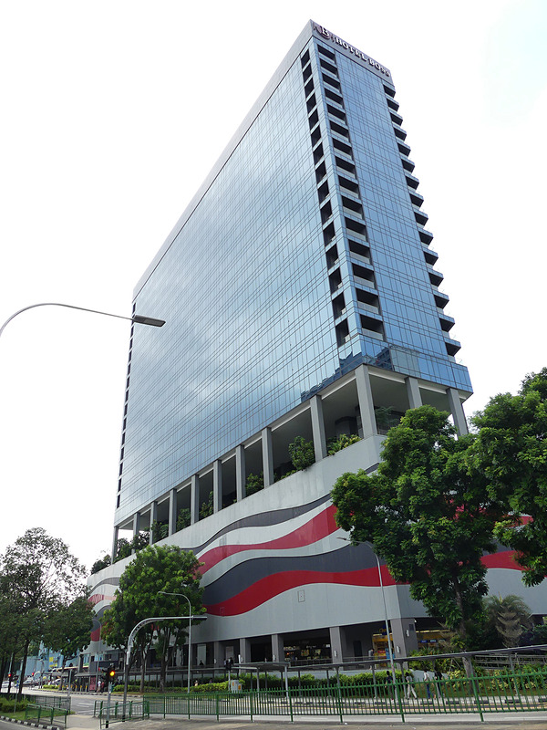 大きな通りに面してドドーンと建つ新しいホテル「Hotel Boss」。部屋専用のWi-Fi付き